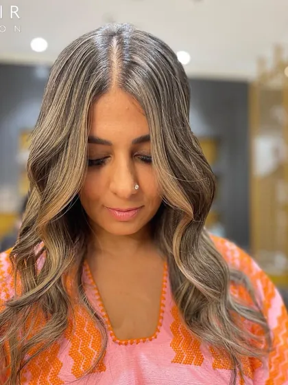 A Monday makeover hair colour feature. These beautiful highlights add brightness and dimension, perfect for starting the week with a fresh look.