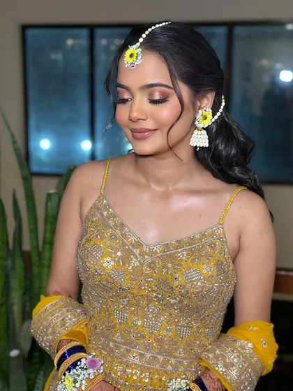 If golden hour was a bride. This stunning Haldi look with floral jewelry and soft, glowing makeup is the epitome of sunshine and happiness.