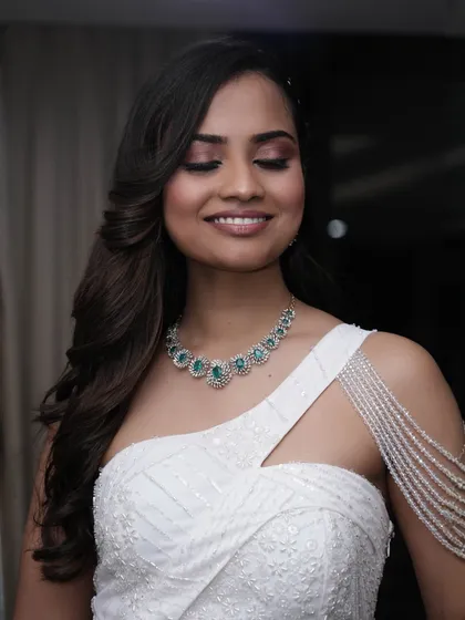 With eyes closed, you can see the soft blend of brown tones on the lids. This calm, chic look is perfect for someone who prefers minimal makeup.