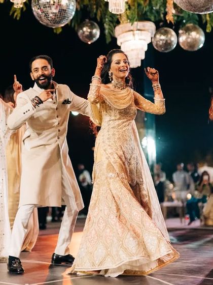 The bride and groom enjoying their sangeet performance together with their family and friends. These are the candid, happy moments that make all the virtual practice sessions worthwhile.