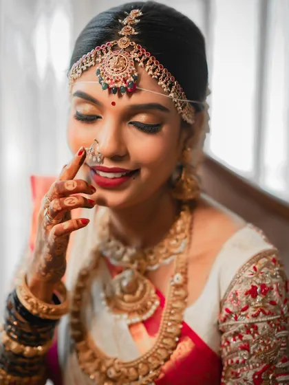 A closer look at the Muhurtham makeup details. I focus on creating sharp, defined eyes with a touch of shimmer and a perfect red lip, ensuring the look is both timeless and photographs beautifully.
