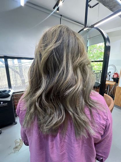 This lived-in color features a beautiful blend of ashy tones, creating a sophisticated and modern look.