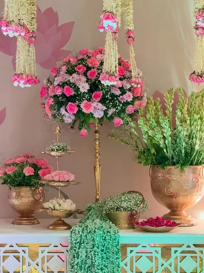 Where tradition meets floral finesse. This enchanting setup features soft pink blooms in golden vases, creating a corner that exudes timeless grace and elegance. 🌷