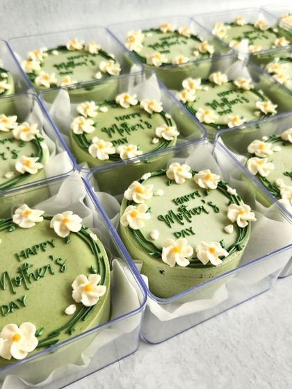 We made a big batch of these Mother's Day bento cakes for a collaboration with a photography studio. It was so nice to give each mum a sweet treat at the end of their photoshoot.