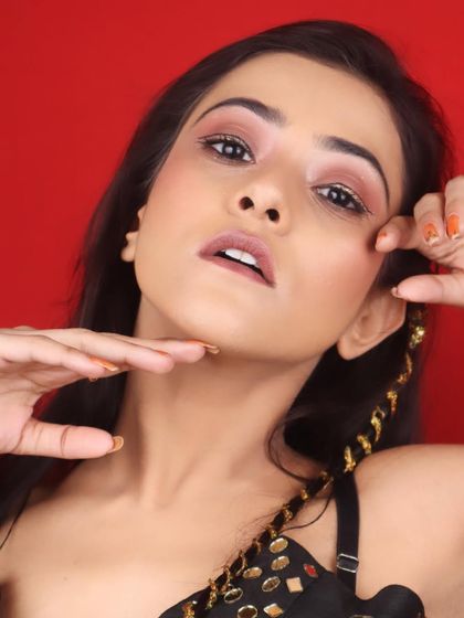 A strong pose that highlights both the makeup and the model's features. This type of shot is essential for a portfolio, demonstrating an ability to work with creative makeup and deliver a powerful expression.