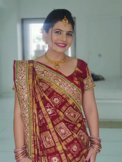 Inspired by classic Bollywood elegance, I created this Gujarati look for Nidhi with bold red lips and an evergreen gajra bun.