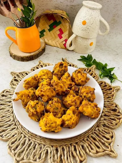 Crispy, hot bhajiyas (pakoras) served on a plate, the perfect snack for a rainy day or any festive occasion.