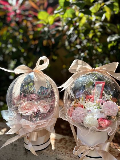 A look at our Blooming Garden Collection. These acrylic bubble balloons are filled with beautiful artificial flowers and other thoughtful gifts, creating a stunning and long-lasting present for Mother's Day or any special occasion.