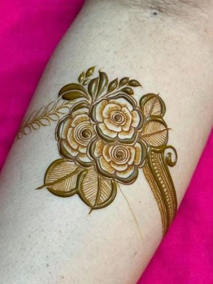 A lovely floral bunch designed as an armband. This minimalist piece is perfect for those who want a modern, tattoo-like henna design.