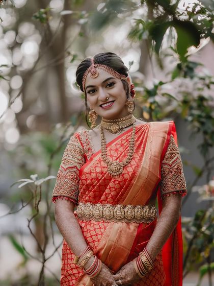 Tanu looking radiant outdoors, her classic bridal makeup looking perfect in the natural light.
