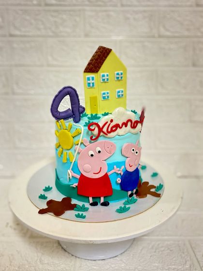 The complete Peppa Pig cake scene, ready for a fun-filled party.