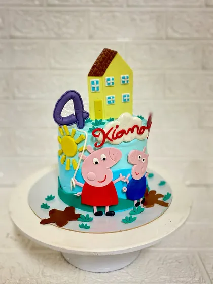 The complete Peppa Pig cake scene, ready for a fun-filled party.