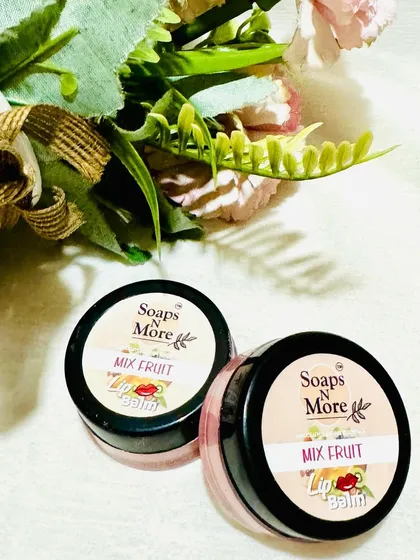My Mix Fruit lip balm is a fruity treat for your lips. Like all my lip balms, it's handcrafted with natural ingredients to provide gentle care and a touch of luxury.