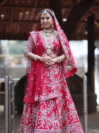 A complete bridal look featuring a heavy, gold-plated Kundan necklace, haath phool, and maang tikka, all available for rent.