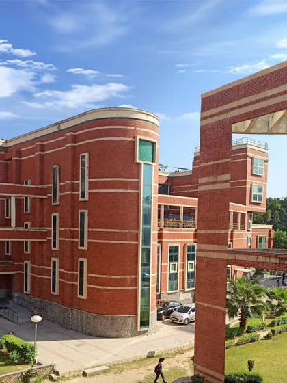 For the Faculty of Social Sciences at Delhi University, we blended tradition with modernity. The exposed red brick facade honors the campus's architectural heritage, while curved profiles and large windows create a contemporary and inspiring academic atmosphere.