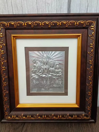 Yeh 999 silver-plated Shiv Parivar ka frame hai. Ise aap apne ghar mein shanti aur parivarik ekta ke liye sthapit kar sakte hain.