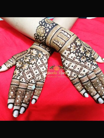 A delicate back-hand design with a 'jaali' or net pattern made of fine leaves and flowers.