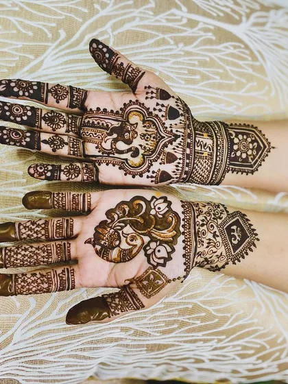 A traditional design featuring a prominent Ganesh motif on one hand. The other hand is adorned with classic patterns, perfect for an auspicious beginning or religious festival.