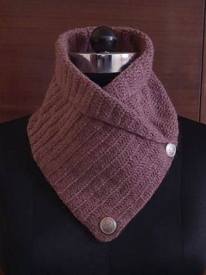 A beautiful mauve-toned crochet neck warmer. The ribbed texture provides extra warmth and a snug fit, making it both a functional and fashionable piece.
