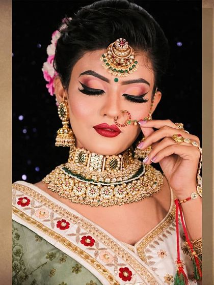 A close-up on the nath and choker of this beautiful bride.