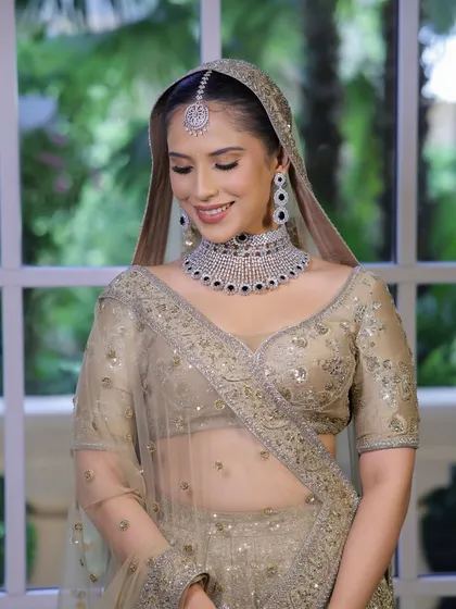 Ivory and bronzy eyes, shiny nude lips, and highlighted features. This is an effortless bridal look that simply radiates elegance.