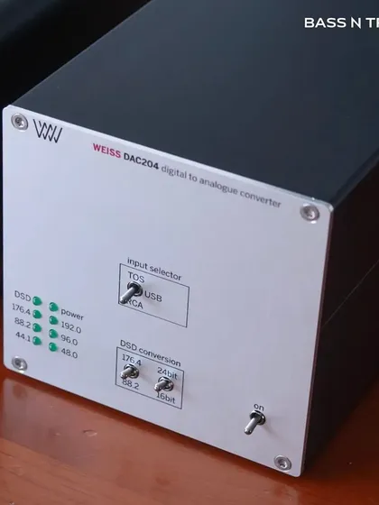 The Weiss DAC204, a "magic box" that delivers unbelievably good performance. This compact digital-to-analogue converter focuses on one thing: pure, unadulterated sound quality without unnecessary features.