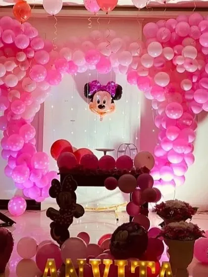 A lovely Minnie Mouse heart-shaped balloon creation. This all-pink decoration is perfect for a little one's birthday, with a Minnie foil balloon at the center.