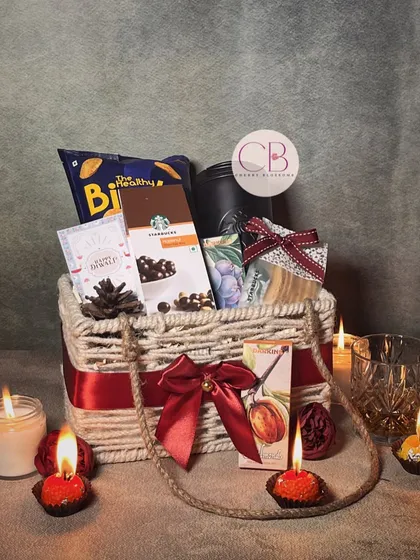 Diwali just got sweeter with our star-studded new hamper. This jute basket combines the joy of Starbucks chocolates with the delight of a reusable tumbler and other healthy snacks.