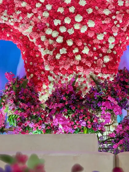 A close-up of the grandiose floral ceiling, a surreal and breathtaking canopy of red and white flowers that transforms the entire space. ✨