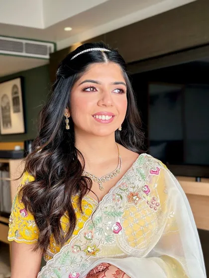 A closer look at this pretty Mehendi style. The beachy waves and diamond choker headband add a modern twist to the otherwise soft and feminine makeup.