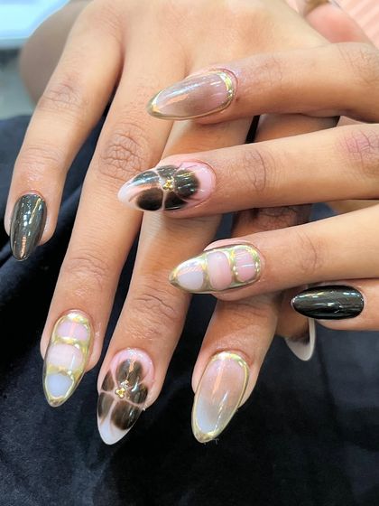 A stunning festive set perfect for Diwali. The blooming flower effect is created with ink, outlined with gold chrome for a luxurious finish.