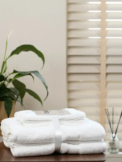 A set of classic white towels, completing the color series for the brand's Amazon listing. We deliver clean, consistent images perfect for marketplace requirements.