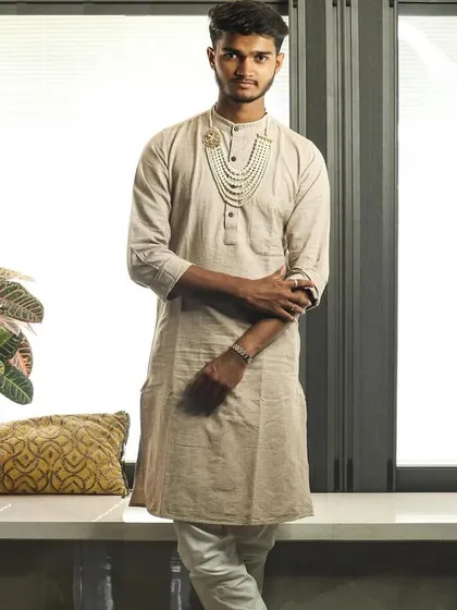 A full look featuring our men's pearl necklace and Polki brooch. It adds a touch of royalty and elegance to a simple kurta.
