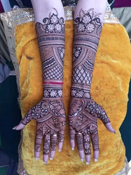 This design features beautiful lotus motifs at the top, with intricate patterns flowing down the arms. It's a graceful and elegant choice for a bride.