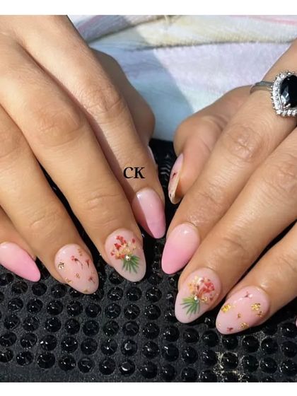 A full view of the pretty pink ombre and dried flower set.