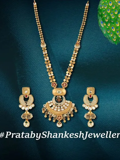 This necklace and earring set from our Pratab collection features a delicate design with enamel work and pearls, turning moments into memories with its timeless beauty.