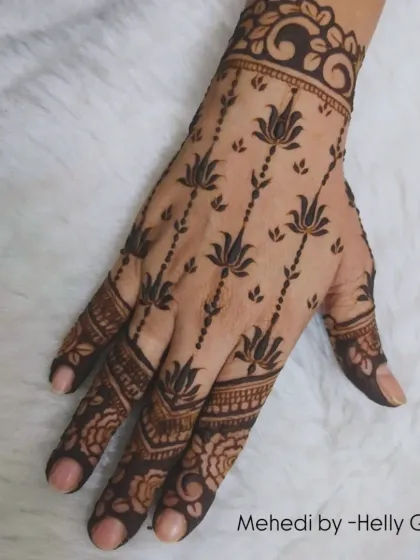 This design features delicate lotus vines trailing down the back of the hand. It's an elegant and graceful choice for any event.