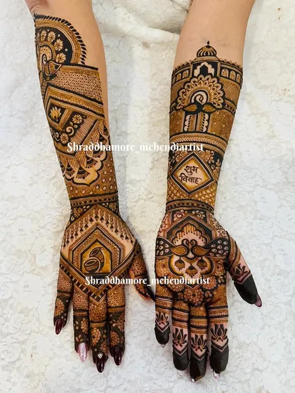 This design features the auspicious 'Shubh Vivah' message and the couple's initial 'S'. The arms are adorned with peacocks and traditional geometric patterns.