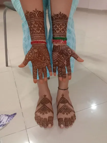 I offer complete mehendi packages, including coordinated designs for both hands and feet. This ensures your look is perfectly matched from head to toe for occasions like Karwa Chauth or Diwali.