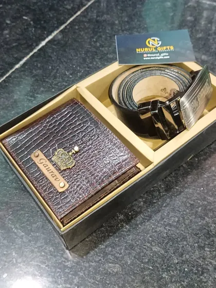 The complete gift set of the personalized crocodile wallet and a matching name-engraved belt.