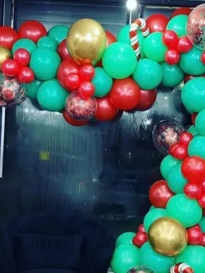 A simple yet effective Christmas balloon garland in red, green, and gold can instantly brighten up any shop or salon for the holiday season.