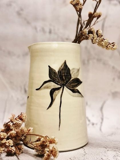 This large, 24cm ceramic jug with a hand-painted flower is a perfect gift. It can be used to hold fresh-cut flowers or as a utensil pot in your kitchen.