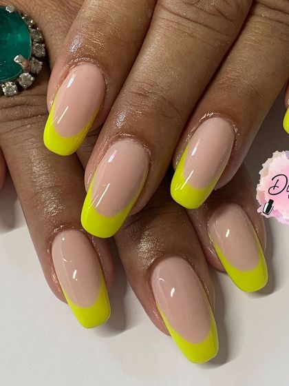 A simple yet striking neon yellow French manicure. The bold color gives this classic style a modern and edgy vibe.