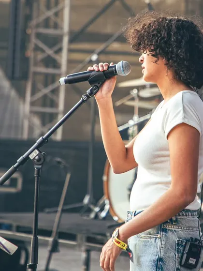 Soundcheck at VH1 Supersonic. I'm committed to professionalism, ensuring every technical detail is perfect before the show starts, guaranteeing a smooth and high quality performance.