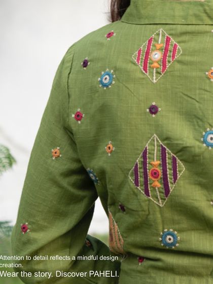 Attention to detail reflects a mindful design creation. The back of this Paheli green shirt is adorned with scattered embroidered motifs, adding a playful and artistic element.