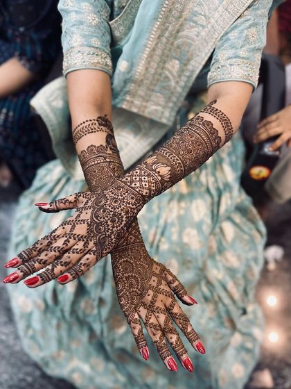 A duplicate of 176, showing the beautiful intricacy of this lighter mehndi style.