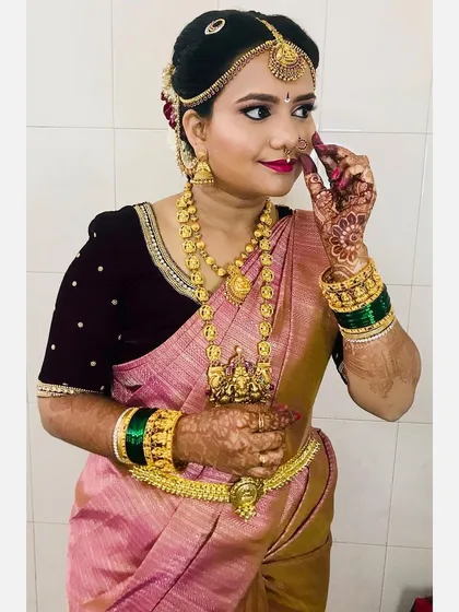 For this bride's Gouri Pooja, we chose a very traditional Iyengar look. The makeup is classic and elegant, with attention to details like the nose pin and temple jewellery.