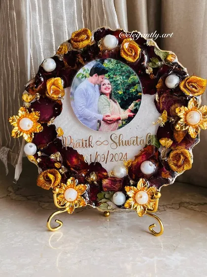 This cute and budget-friendly 6-inch photo frame was made using an engagement garland. The preserved flowers are accented with golden floral pieces, creating a rich and decorative look.