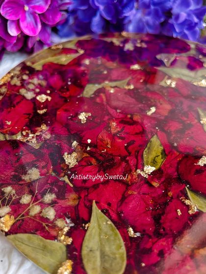 The deep red of these preserved rose petals looks so rich and vibrant under the glossy resin. This piece is a testament to how beautifully nature's colors can be saved.
