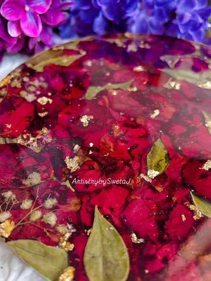 The deep red of these preserved rose petals looks so rich and vibrant under the glossy resin. This piece is a testament to how beautifully nature's colors can be saved.